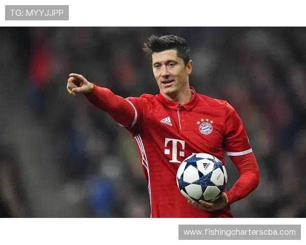 莱万在家庆祝37岁生日 夫妇组合现身为其送上祝福与欢笑