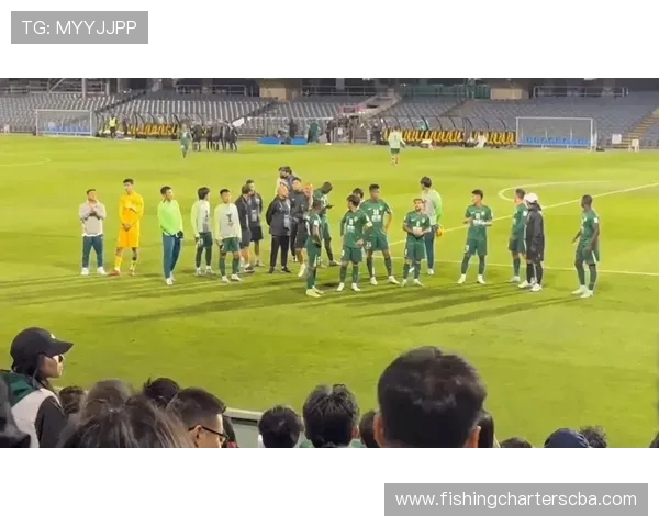 国安远征军赛后谢场高喊杨立瑜为中心 引发球迷热议